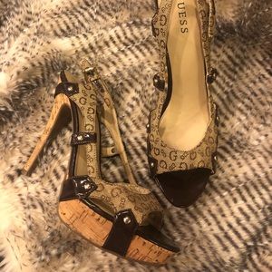 GUESS signature logo high heels.